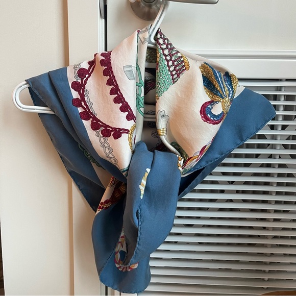 Authentic Hermès vintage scarf ‘Le Timbalier”, designed by Françoise Heron 1961 - Picture 7 of 7